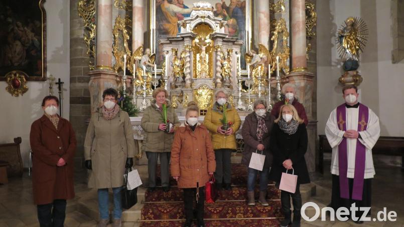 Stadtpfarrer Thomas Kraus (rechts) und Rita Ponnath (links) begrüßten die neuen Mitglieder Ute Barde, Cäcilia Sänze, Emmi Schreyer und Elfriede Schulze (vorne von links) und gratulierten den Jubilarinnen Rita Schreglmann, Vroni Traßl und Rosemarie Schwemmer (hinten von links). Bild: jzk