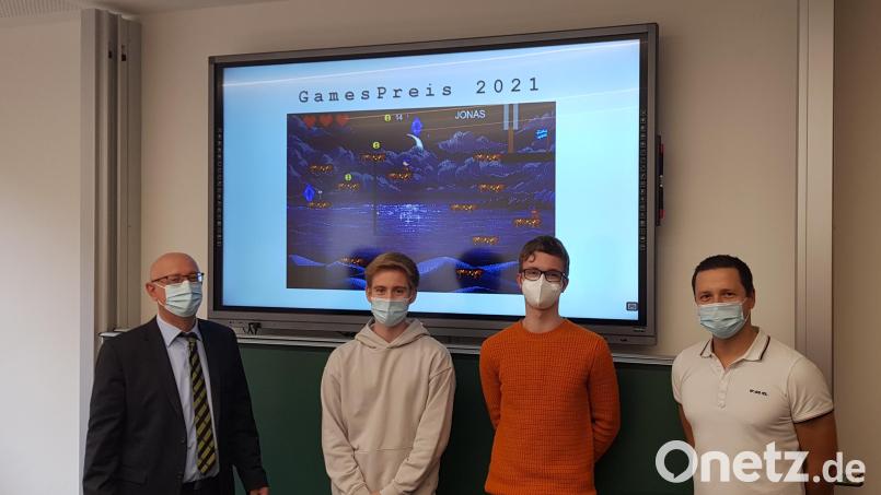 Stolze Sieger des Games-Preis 2021: Jakob Reichl (Zweiter von links) und Jonas Uschold, hier mit Schulleiter Anton Hochberger (links) und Infolehrer Sebastian Karl (rechts). Bild: Samuel Stangl/exb