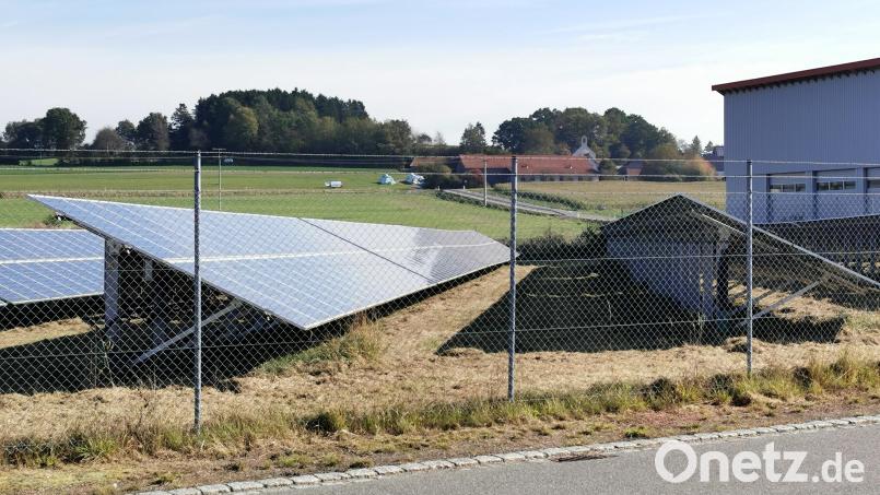 Die Bürgerinitiative Hof plus will eine zusätzliche Freiflächen-Photovoltaikanlage in Richtung Ortschaft verhindern. Der Antrag dazu liegt seit 6. Dezember im Rathaus vor. Bild: Portner