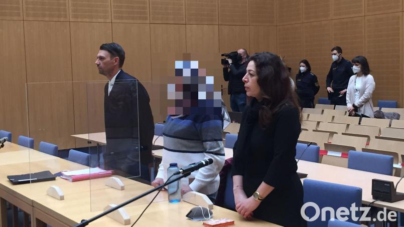 Die Beschuldigte, im Bild mit Verteidiger Rouven Colbatz und einer Übersetzerin, muss gegen ihren Willen in der forensischen Psychiatrie bleiben. Bild: ca