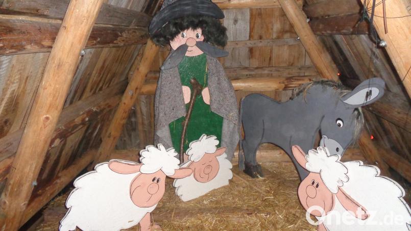 Im Krippenstall wartet ein Hirte mit seinem Esel und seinen Schafen. Bild: amö