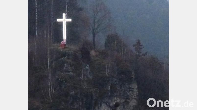Das erleuchtete Gipfelkreuz auf dem Knipferfelsen in Pfaffenhofen erhellt das dunkle Lauterachtal. Bild: jp