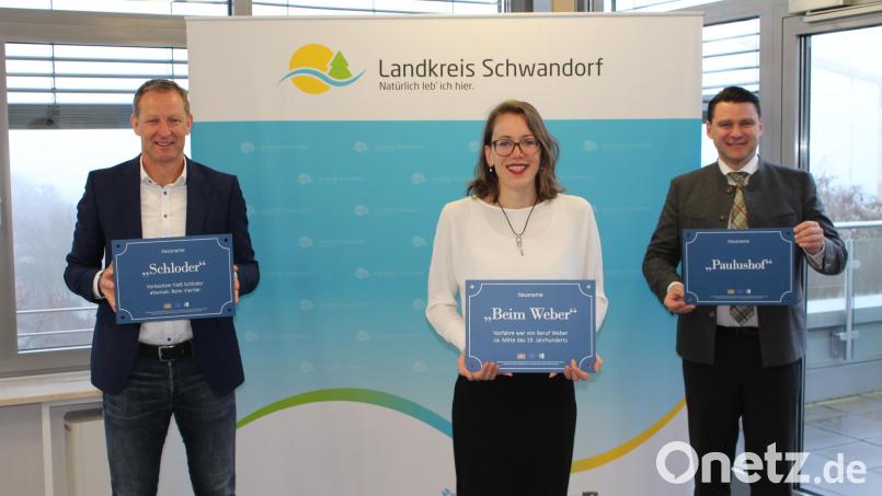 Sachgebietsleiter Christian Meyer, Stephanie Wischert vom LAG-Management und Landrat Thomas Ebeling (von links) präsentieren die neuen Hausnamen-Schilder. Bild: Manuel Lischka/Landratsamt Schwandorf