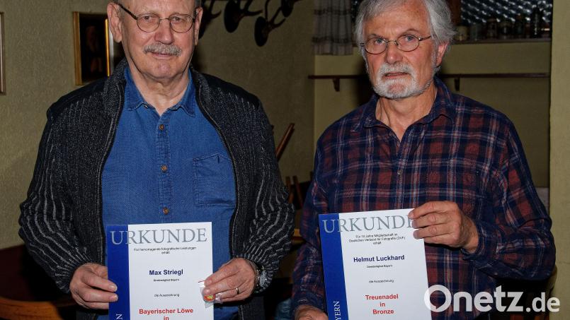 Max Striegl (links) erhielt die Auszeichnung Bayerischer Löwe in Bronze, Helmut Luckhardt bekam für 10 Jahre Mitgliedschaft im DVF eine Urkunde. Bild: T. Enslein/exb