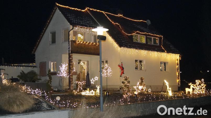 Vom Garten bis zum First des Hauses blinkt es weihnachtlich. Bild: wel