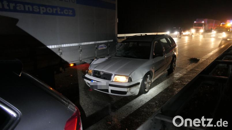 Wie durch ein Wunder wurde bei diesem Unfall auf der A 6, kurz vor der Anschlussstelle Pleystein, am Freitagabend niemand verletzt. Der Skoda krachte in das Heck des Sattelzugs. Bild: doj