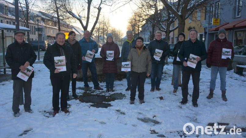 Beim Brunnen am Oberen Marktplatz präsentierten Mitglieder des SPD-Ortsvereins Mitterteich um Vorsitzenden Johann Brandl den 27. Jahreskalender. Federführend gestaltet hat ihn wieder Walter Wenisch (links) mit seiner Tochter Susanne Stumpf. Als Vertreter des Mitterteicher Malkreises war Hans-Günther Pietschmann (Zweiter von rechts) dabei. Bild: jr