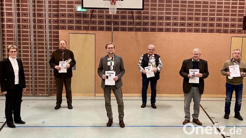 In der letzten Sitzung des Jahres wurden sechs verdiente Kummennaaber ausgezeichnet: Bürgermeisterin Marion Höcht überreichte die Medaillen an Gottfried Wenning, Bernhard Dagner, Max Sieder, Reinhard Naber, Franz-Josef Rötzer (von links). Bild: vsr