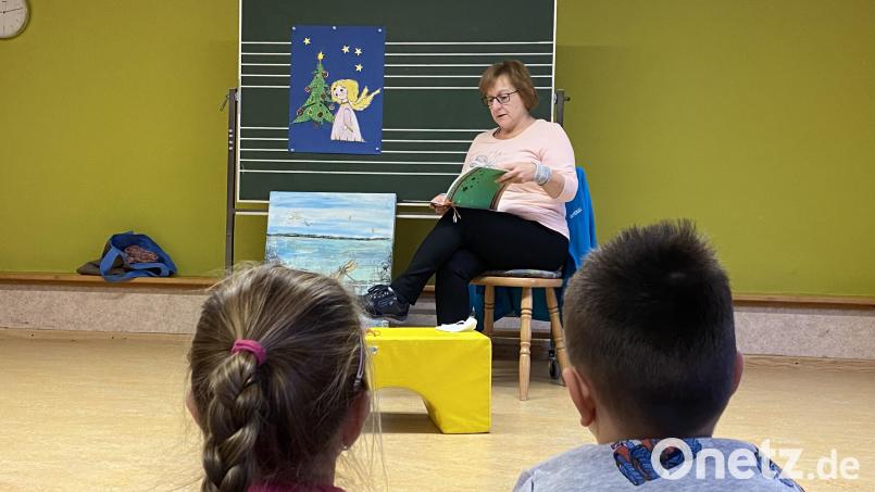 Künstlerin Angelika Sticht las im Kindergarten St. Hedwig zwei Weihnachtsgeschichten vor. Bild: Kindergarten St. Hedwig/exb