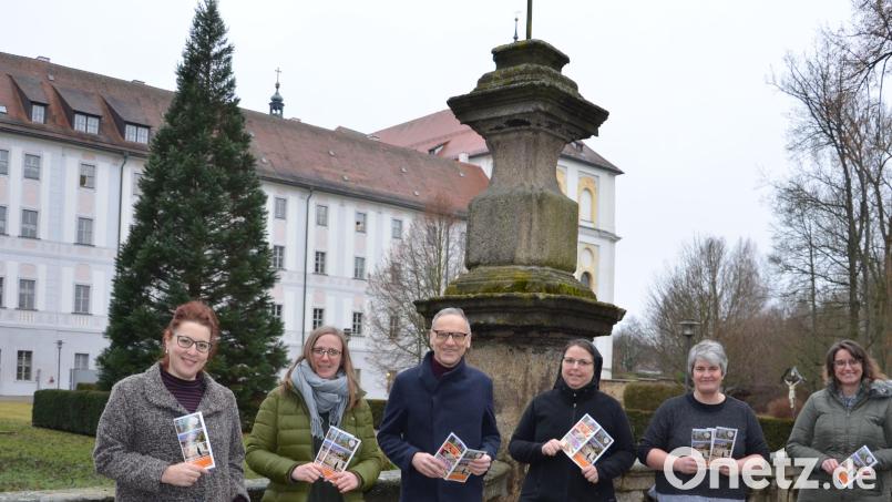 Ein anspruchsvolles Programm haben die Verantwortlichen der Stiftung Kultur- und Begegnungszentrum Abtei Waldsassen zusammengestellt. Im Bild (von links) Karo Wenisch (Stellvertreterin), Johanna Härtl (Leiterin der Geschäftsstelle), Bürgermeister Bernd Sommer, Sr. M. Sophia Schlembach als Vertreterin von Äbtissin M. Laetitia Fech, Claudia Dietz sowie Gitte Sommer, Teamassistentin in der Geschäftsstelle. Bild: Stiftung Kultur- und Begegnungszentrum Abtei Waldsassen/exb