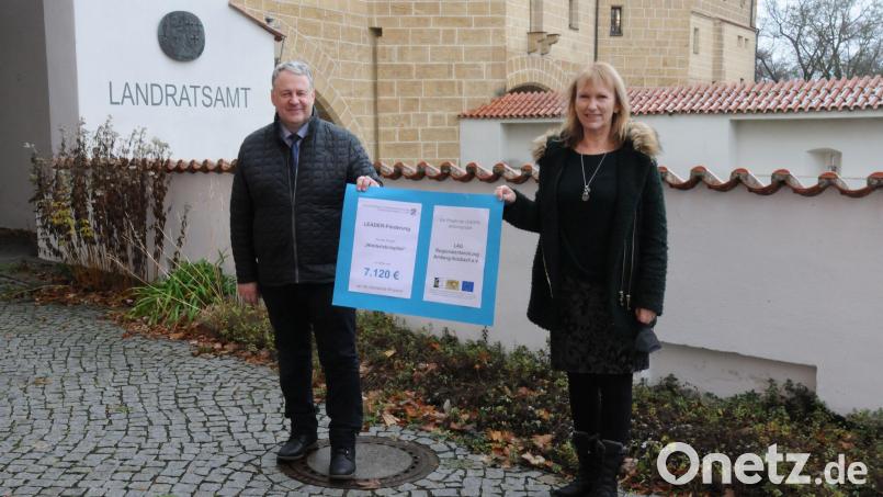 Geschenk kurz vor dem Fest: Bürgermeisterin Brigitte Bachmann durfte sich über einen Förderbescheid freuen, den ihr Landrat Richard Reisinger als Vorsitzender der LAG Regionalentwicklung Amberg-Sulzbach überreichte. Bild: Christine Hollederer/exb