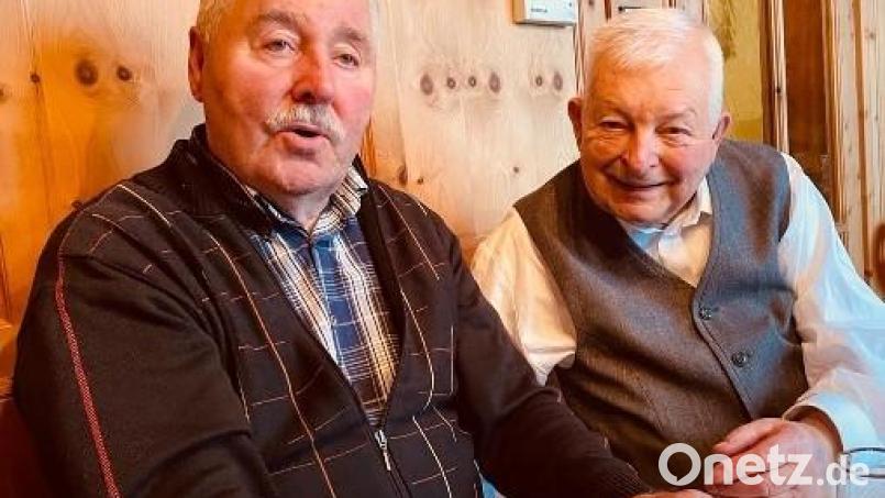 Als &quot;Kühnelt-Rolf&quot; ist er weit über die Grenzen der Haidenaabstadt bekannt: Rudolf Kühnelt (rechts). Zum 90. Geburtstag gratuliert auch der Leiter des Kirchenchors, Günther Hösl. Bild: mng