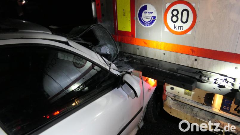 Wie durch ein Wunder wurde bei diesem Unfall auf der A 6, kurz vor der Anschlussstelle Pleystein, am Freitagabend niemand verletzt. Der Skoda krachte in das Heck des Sattelzugs. Bild: doj