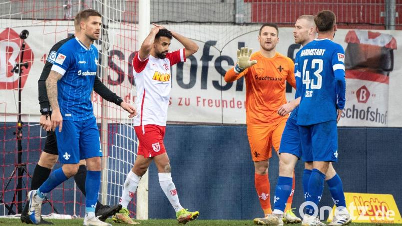 Sarpreet Singh (weißes Trikot) vergab die beste Chance für den SSV Jahn. Der SV Darmstadt 98 siegte aber verdient mit 2:0 in Regensburg. Bild: Matthias Balk/dpa