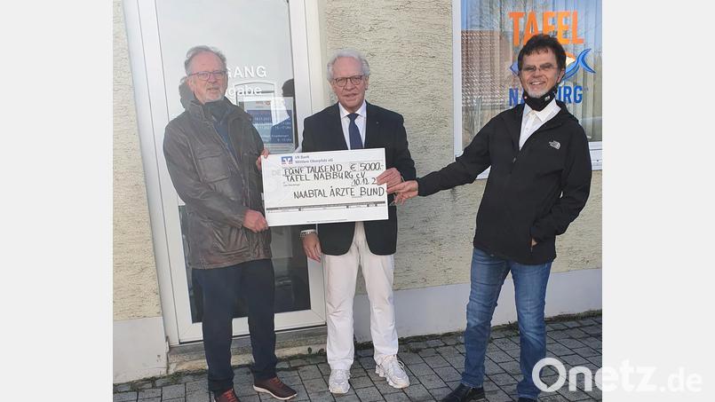 Dr. Reinhold Benz, Dt. Stephan Gilliar, Albert Bruckner (von links) bei der Spendenübergabe. Bild: Tafel Nabburg/exb