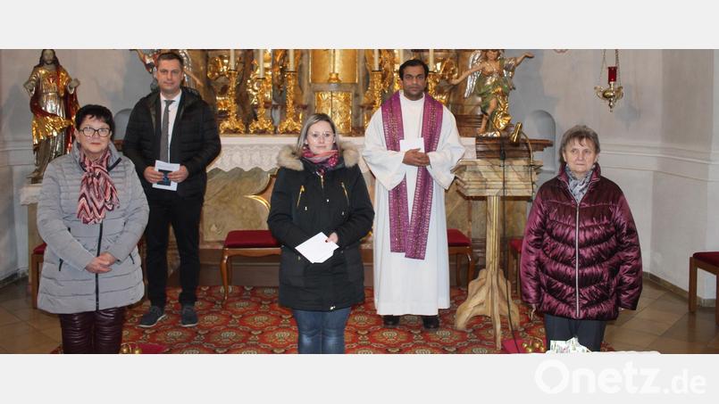 Marita Kuchenreuther, Bürgermeister Wolfgang Söllner, Nadine Prechtl, Pfarrer Pater Anish George und Christa Schiener (von links) bei der Spendenübergabe. Bild: soj