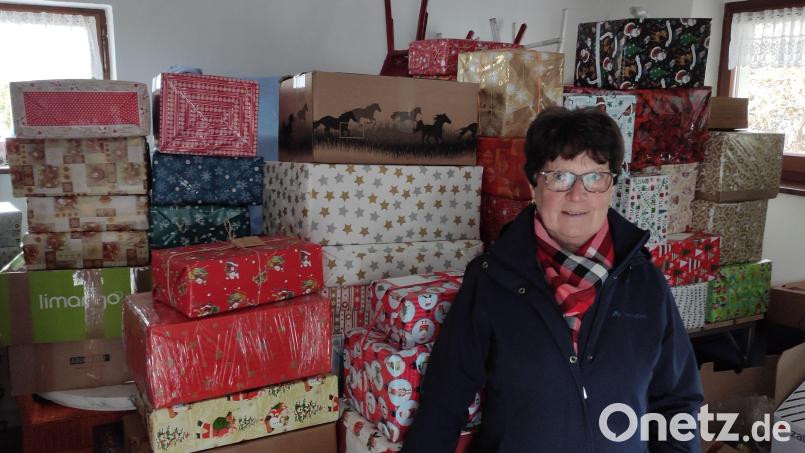 Elke Kirchberger freut sich über 130 Pakete und 1860 Euro an Geldspenden für die Aktion "Für das Leben und die Hoffnung". Bild: exb