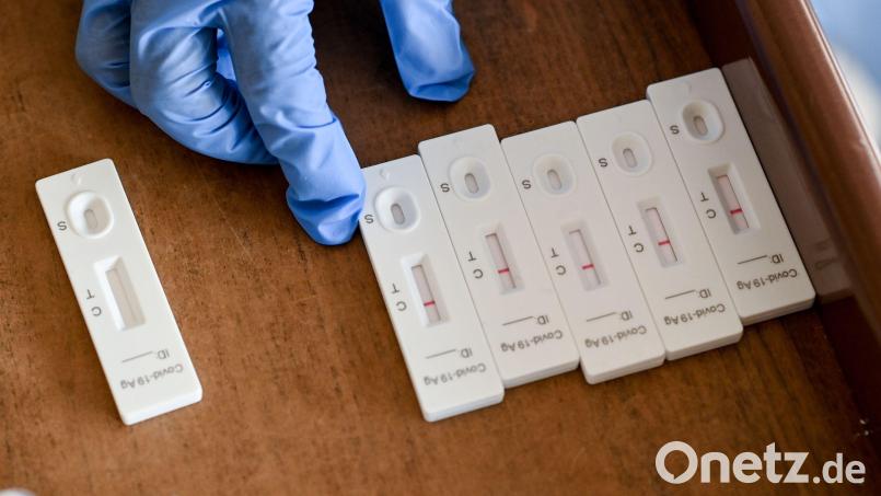 Testergebnisse von Corona-Schnelltests. In Amberg und Amberg-Sulzbach geht derzeit die Anzahl der positiven Ergebnisse zurück. Archivbild: Jens Kalaene/dpa