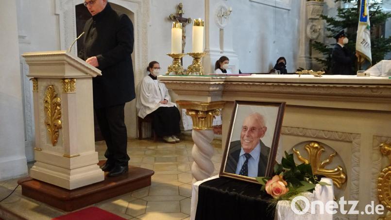 Bürgermeister Richard Tischler (am Ambo) erinnerte in seinem Nachruf an das vielfältige Engagement von Laurenz Beer. Der ehemalige Chef der Sparkasse und Träger des Ehrentellers war am 9. Dezember im Alter von 90 Jahren verstorben. Bild: hm