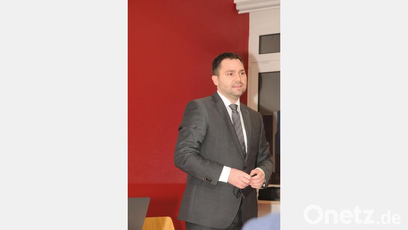Bürgermeister Sebastian Hartl spricht seinen Jahresbericht von einem &quot;harmonischen Miteinander&quot; im Marktrat. Bild: bey