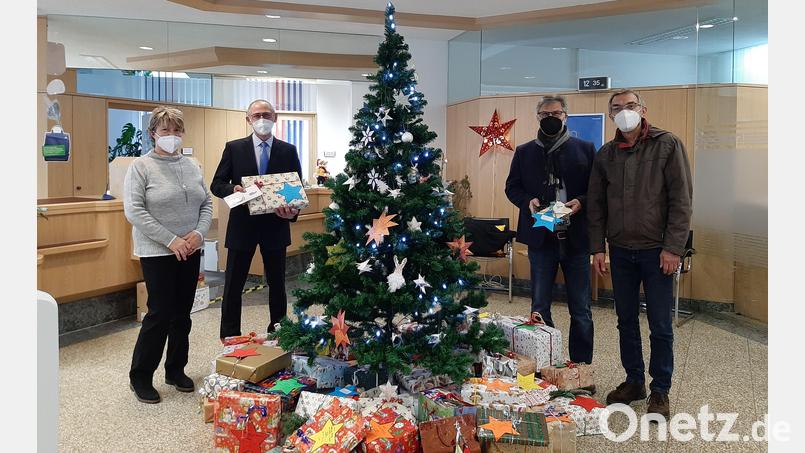 Mit der Wunschsterne-Aktion des Caritasverbands Tirschenreuth und der Raiffeisenbank Oberpfalz-Nordwest gehen heuer 104 Weihnachtswünsche von Kindern aus bedürftigen Familien in Erfüllung. Ingrid Heinl (von links) und Peter Erhart von der Raiffeisenbank Oberpfalz-Nordwest übergaben die Geschenke an Caritas-Geschäftsführer Martin Kneidl und Caritas-Mitarbeiter Konrad Weis. Sie übergeben die Päckchen. Bild: öt