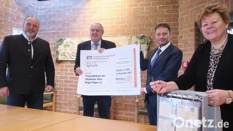 Mit 10.000 Euro unterstützt der Rotary-Club Weiden die wissenschaftliche Erforschung der Adalbert-Lindner-Korrespondenz: (von links) Pastpräsident Reinhold Gietl, Präsident Lothar Höher, Oberbürgermeister Jens Meyer und Stadtarchivarin Petra Vorsatz. Bild: Kunz