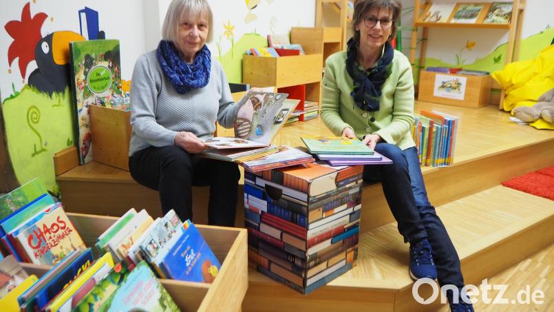 Die Märchenstunden in der Pfreimder Stadtbücherei haben Martha Schönberger (links) und Irmi Sittl in bester Erinnerung. Das 30-Jährige der Einrichtung ist Anlass, die Höhepunkte Revue passieren zu lassen. Bild: bl
