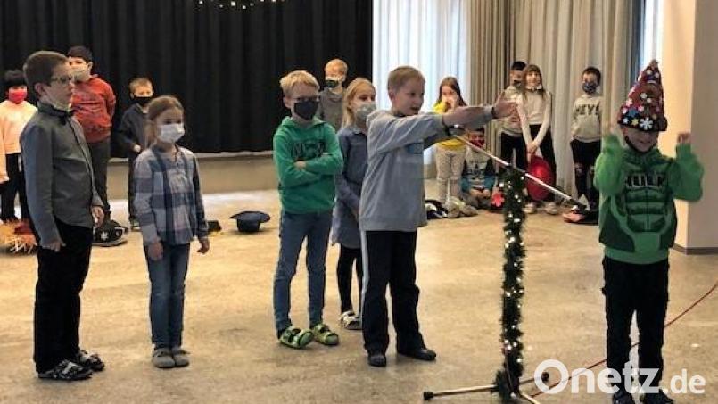 Die Klasse 2b zeigte das Theaterstück &quot;Hübsch zur Weihnachtsfeier&quot;. Bild: Grundschule ubb