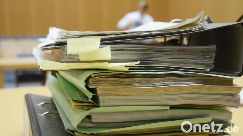 Am Ende hatte das Verfahren um den Nachbarschaftsstreit einiges an Prozessunterlagen fabriziert, doch die Aktendeckel schlossen sich in einigermaßen friedlicher Stimmung. Symbolbild: Gabi Schönberger