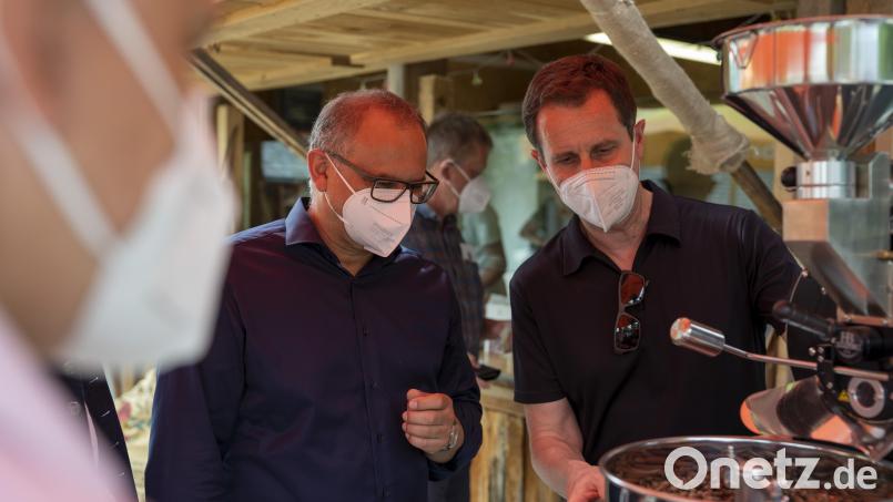 Beim Heimatunternehmer-Markt in Bärnau im Sommer 2021 erklärt Heimatunternehmer Wolfgang Kohl von der &quot;Kaffeedruckerei&quot; in Tirschenreuth Kurt Hillinger, Leiter des Amts für Ländliche Entwicklung, worauf es beim Kaffeerösten ankommt. Archivbild: szl