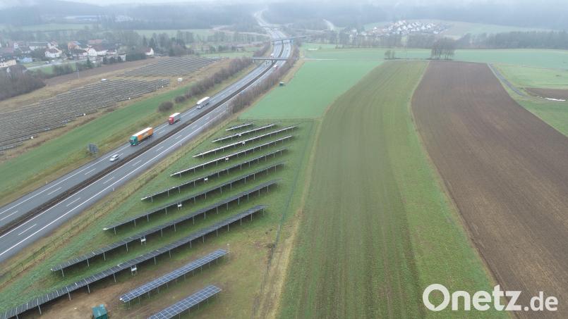 Die bestehende Photovoltaik-Freiflächenanlage soll in Richtung Lohma-Siedlung bis etwa in Höhe der ersten Autobahnbrücke mit einem Abstand von 40 Metern zur Autobahn erweitert werden. Bild: bey