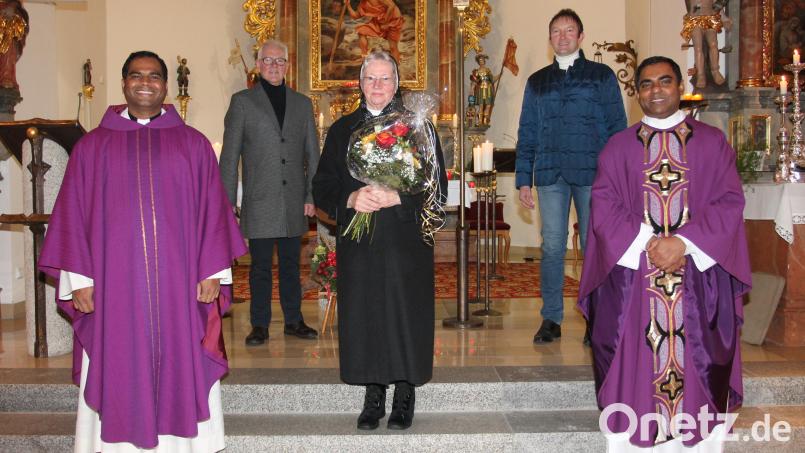 "Vergelt's Gott" sagen Pfarrer Julius Johnrose (rechts), Pfarrvikar Pater John Subash Vincent (links), Bernhard Lang (Zweiter von rechts) und Josef Meckl der Jubilarin Schwester Bonita. Bild: pi