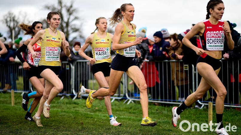 Domenika Mayer (Zweite von rechts) läuft auf der EM-Strecke in Dublin in einer Gruppe mit ihren deutschen Teamkolleginnen Céline Kaiser (rechts dahinter) und Vera Coutellier. Mayer belegte Platz 21, Coutellier wurde 27., Kaiser erreichte Platz 45. Bild: Kai Peters