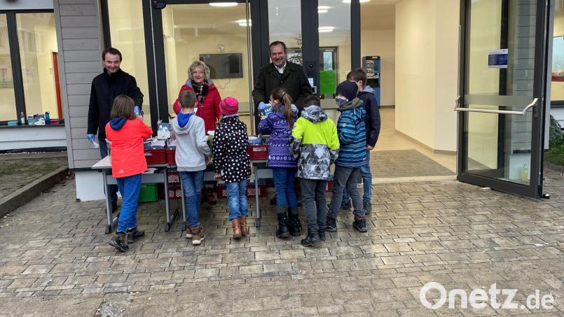 Dritter Bürgermeister Johann Kleber, Zweite Bürgermeisterin Irene Ehemann und Erster Bürgermeister Frank Zeitler (von links nach rechts) bei der Nikolausgeschenkaktion an der Grundschule Nabburg. Bild: Marko Pammer/exb