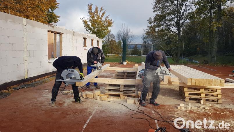 Im Oktober wurde fleißig für den Dachstuhl gewerkelt. Mittlerweile ist er schon auf dem Neubau aufgebracht. Bild: kro