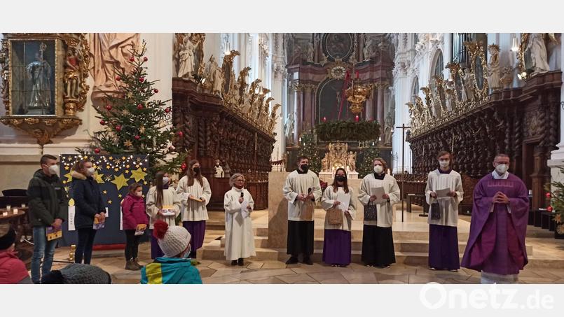 Die treuen und engagierten Ministrantinnen und Ministranten zusammen mit Stadtpfarrer Dr. Thomas Vogl und Gemeindereferentin Gertrud Hankl nach der Ehrung in der Basilika. Bild: Pfarramt Waldsassen/exb