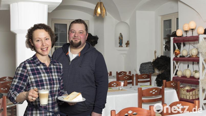 Die Heimatunternehmer Kerstin und Matthias Frank in ihrem Hofcafé. Die Remise des früheren Klosterguts Mitterhof soll mit Unterstützung der Städtebauförderung saniert werden. Archivbild: awo