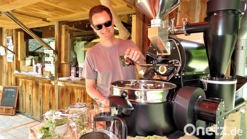 Beim Heimatunternehmer-Markt in Bärnau im Sommer 2021 erklärt Heimatunternehmer Wolfgang Kohl von der &quot;Kaffeedruckerei&quot; in Tirschenreuth, worauf es beim Kaffeerösten ankommt. Archivbild: ubb