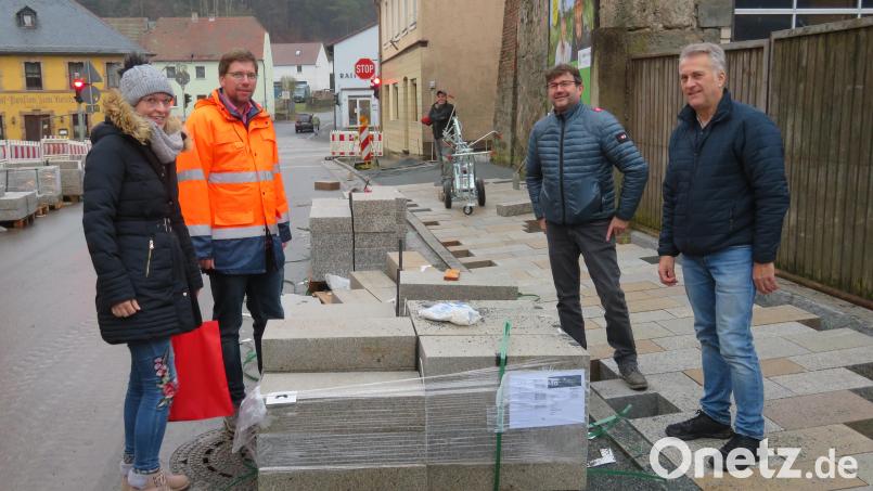 Seit Anfang November überwacht Tiefbautechniker Daniel Färber (Zweiter von links) die Arbeiten am Marktplatz. Auf dem Bild prüft er mit den beiden Bürgermeistern Wolfgang Haberberger (Zweiter von rechts) und Helmut Schäffler (rechts) sowie mit Leonie Bär vom Bauamt der VG Eschenbach (links) die Verlegung der Pflastersteine am Unteren Tor. Bild: ow