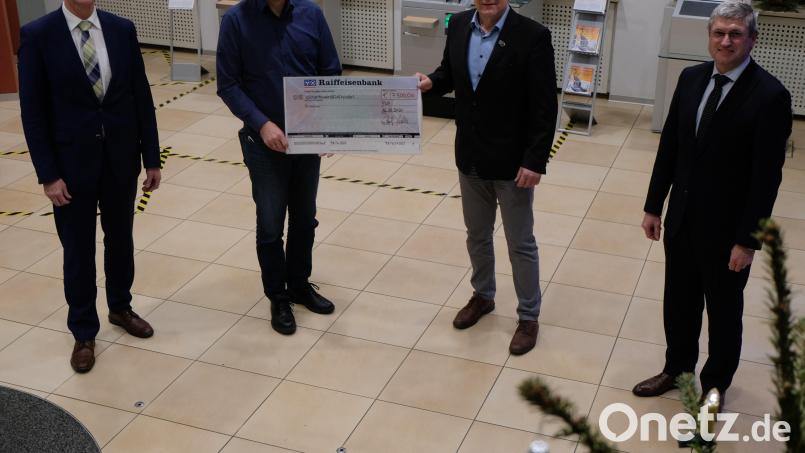Die Raiffeisenbank Floß/Flossenbürg spendete auch in diesem Jahr aus Geldern des Gewinnsparens über 12 350 Euro an 30 Vereine und Institutionen im Geschäftsbereich Floß-Flossenbürg. Von links: Direktor Josef Völkl, Bürgermeister Thomas Meiler, Bürgermeister Robert Lindner und Vorstandsvorsitzender Jürgen Schnappauf. Bild: le
