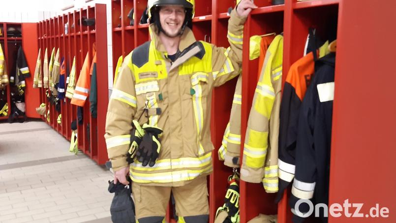 Sebastian Rauch von der Feuerwehr Altenstadt/WN präsentiert die Einsatzkleidung in der Farbe Camel-Beige. Bild: Lowak