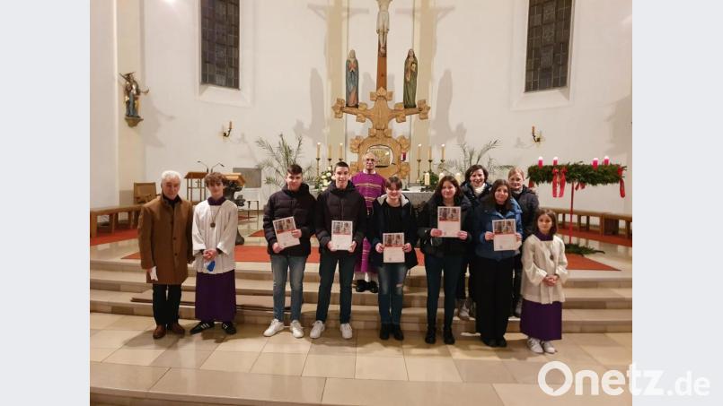 Pfarrer Varghese Puthenchira dankt fünf Minis mit Urkunden für ihren Dienst am Altar. Bild: bk