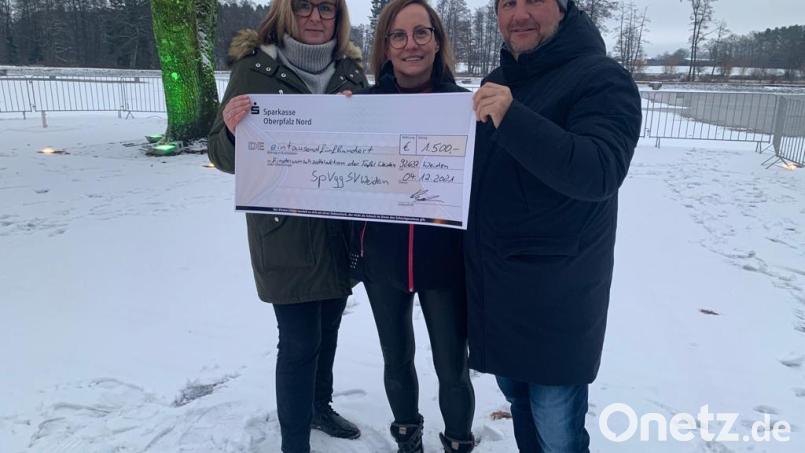 Michael Kurz überreicht gemeinsam mit Susanne Böhm einen Scheck an Schwimmvereinsvorsitzende Ilona Forster. Bild: SpVgg SV Weiden/Michael Kurz/exb