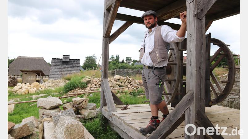 Steinmetzmeister Armin Troppmann arbeitet im Bärnauer Geschichtspark. Hier hat er seine Berufung gefunden. Bild: Susanne Forster