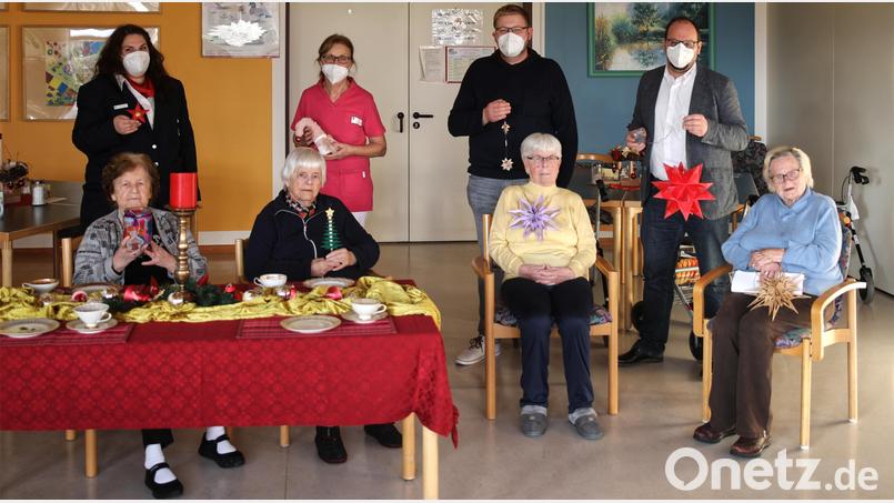 Über die Sterne und andere Weihnachtsbasteleien freuten sich nicht nur die Senioren im BRK-Seniorenwohn- und Pflegeheim in Erbendorf. Mit auf dem Bild die Leiterin Jugendarbeit Stefanie Busch (stehend, links), Heim-Chef Andreas Wöhrl (stehend, rechts) und Pflegedienstleiter Martin Kraus (stehend, Zweiter von rechts). Bild: njn