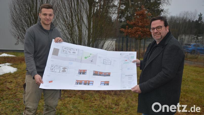 Firmeninhaber Helmut Weiß (rechts) und Sohn Maximilian präsentieren die Pläne für den zweigeschossigen Büroneubau am Betriebsstandort im Gewerbegebiet Birkigt. Bild: jr
