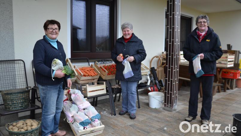 Marga Braun, Angela Striegl und Elisabeth Reger (von links) haben die Gemüsebeutel mit Bio-Gemüse gefüllt. Bild: gi