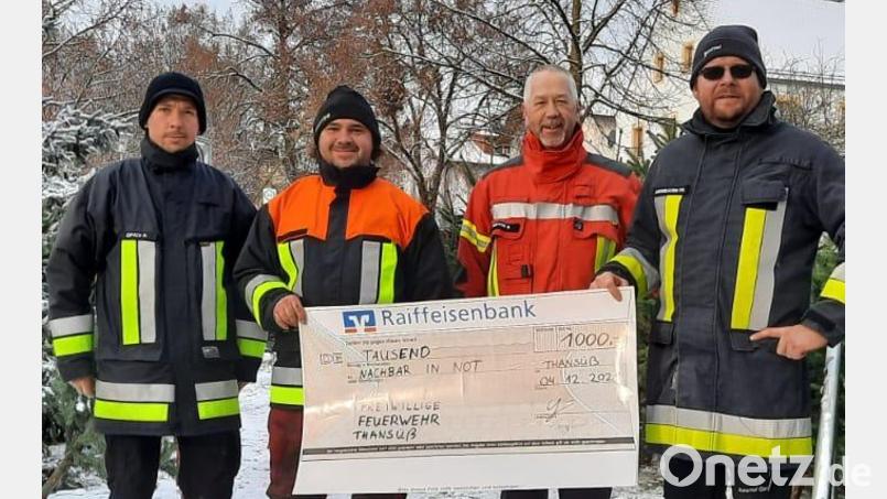 Kein Jubiläum, keine Einnahmen – trotzdem überweist die Thansüßer Feuerwehr 1000 Euro nach Ahrweiler. Bei der Scheckübergabe (von links): Michael Espach, Michael Meyer, Markus Dreyer und Vorsitzender Philipp Grünbauer. Bild: bk