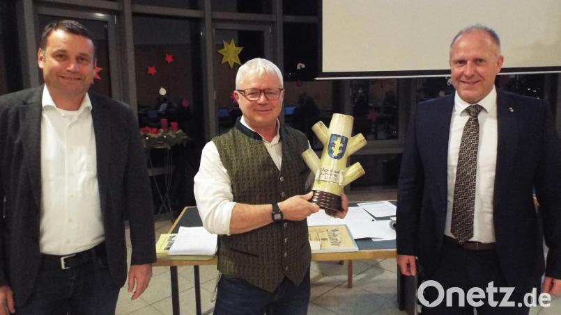 Josef „Bebbo“ Schuller (Mitte) erhält den Schnaittenbacher Kulturschnoittling aus den Händen der Bürgermeister Marcus Eichenmüller (rechts) und Uwe Bergmann (links). Bild: e
