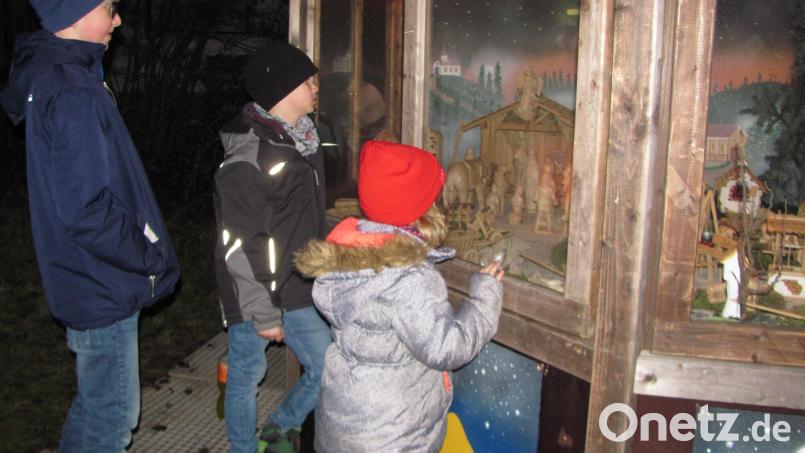 Viel zu entdecken gibt es für Kinder in der Manteler Weihnachtskrippe auf dem Marktbrunnen. Bild: sei